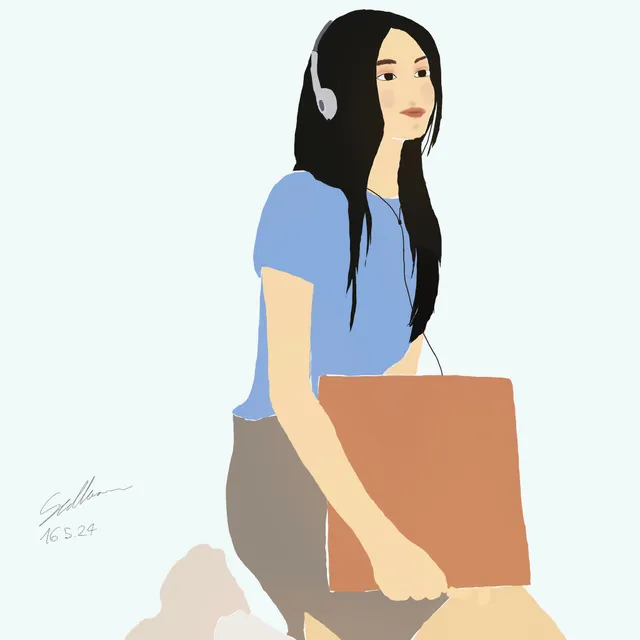 Jeune femme assise de profil, casque audio, tee-shirt bleu, tenant un carton brun, fond gris pâle