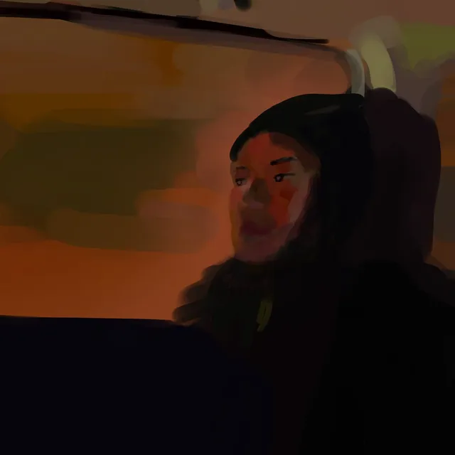 Jeune femme en capuche assise dans un train au crépuscule, vitre orange embrasée, palette sombre et chaude